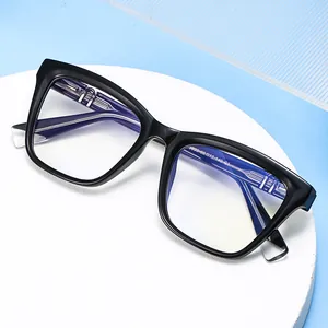 Gafas de sol chic cat-eye negras con montura cuadrada gruesa sobre fondo azul moderno