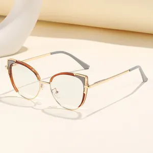 Modische Cat-Eye-Sonnenbrille mit Schildpatt-Akzenten und goldenem Metallrahmen auf weißem Grund
