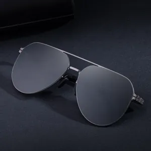 Klassische Pilotenbrille mit polarisierten Gläsern und dunkelgrauem Metallrahmen