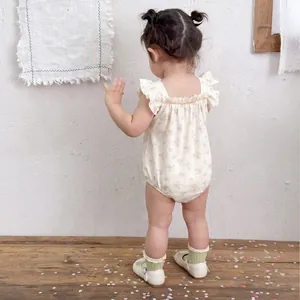 Barboteuse fleurie pour bébé fille avec manches volantées et imprimé floral vue de dos
