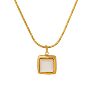 Collier pendentif carré en nacre blanche plaqué or 18 carats avec chaîne serpent