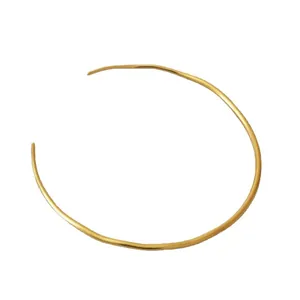 Minimalist irregular fluid line gold-plated brass choker necklace in a sleek open design