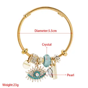 Detail eines vergoldeten Evil Eye Armbands mit Kristallperlen und 5,5 cm Durchmesser