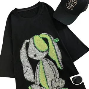 T-shirt femme en coton noir avec motif lapin surdimensionné orné de strass brillants