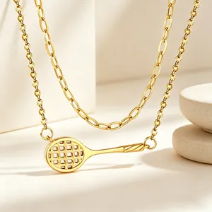 Collier Double Couche En Acier Inoxydable Plaqué Or Avec Pendentif Raquette De Tennis Pour Femmes Style Sportif
