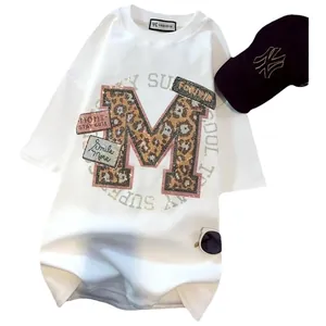 T-shirt blanc en coton avec imprimé léopard en strass et graphismes Smile More