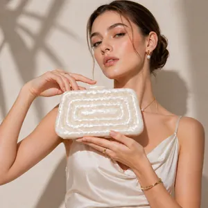 Pochette de soirée chic en acrylique crème avec finition nacrée et bandoulière dorée
