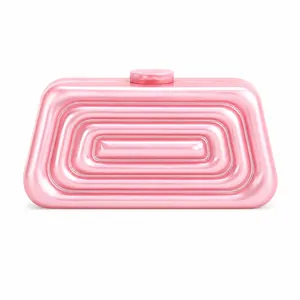 Détail de la finition en acrylique nacré et du fermoir rotatif en métal de cette pochette