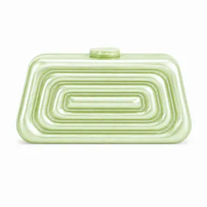 Détail d'une pochette en acrylique vert clair avec texture rectangulaire en relief
