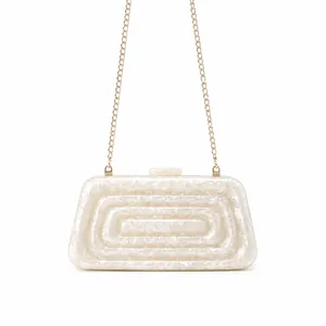 Pochette de soirée chic en acrylique blanc cassé avec texture géométrique et chaîne dorée