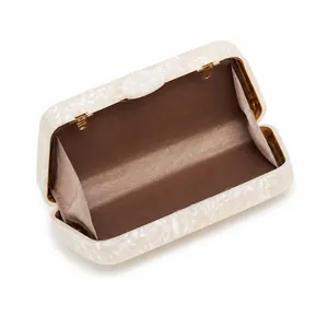 Vue interne d'une pochette en acrylique marbré avec doublure brune et cadre métallique doré