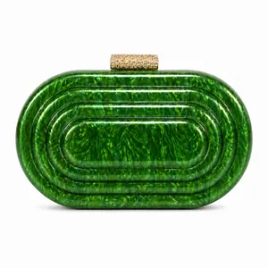 Détail de la pochette en acrylique marbre émeraude avec boucle en métal doré ajouré