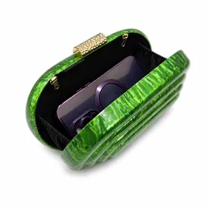 Pochette en acrylique vert avec texture marbrée et fermoir doré vue de dessus ouverte