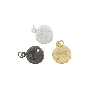 Drei runde LOVE-Anhänger in Gold, Silber und Gunmetal mit Zirkonia-Sternenbesatz