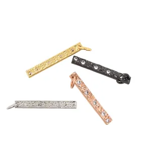 Colgante de barra en oro, plata, negro y oro rosa con textura martillada y circonitas fijas