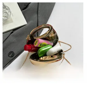 Vue détaillée de l'intérieur d'un sac de soirée doré avec bandoulière en chaîne