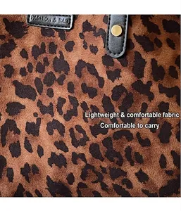 Détail du tissu léopard du sac cabas avec étiquette de mode et rivets métalliques