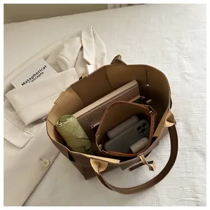 Vue intérieure du grand sac cabas tressé marron montrant sa capacité de rangement
