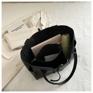 Vue intérieure d'un grand cabas noir montrant sa capacité et sa pochette amovible