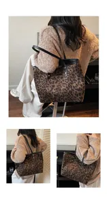 Détail du sac cabas imprimé léopard avec bandoulières noires et plaque logo de marque