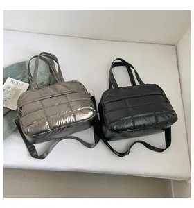Καπιτονέ τσάντες tote από βαμβάκι σε ασημί και μαύρο με ρυθμιζόμενο ιμάντα ώμου νάιλον