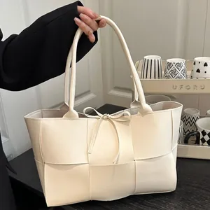 Sac cabas tissé blanc cassé avec détail de nœud et fines poignées pour femmes