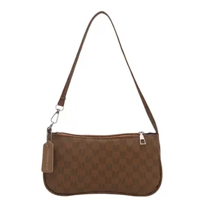 Bolso vintage marrón con monograma de letras M y acabados metálicos plateados elegantes
