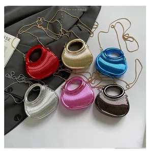 Vue détaillée de six couleurs de sacs pochettes en acrylique à texture ondulée et chaîne