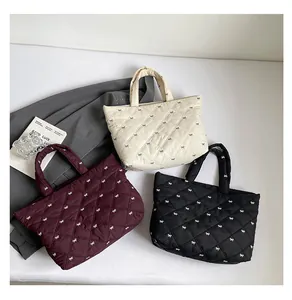 Gesteppte Tragetaschen in Beige, Burgund und Schwarz mit weißer Schleifenstickerei