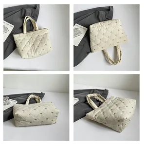 Detailansichten der cremefarbenen Stepptasche mit brauner Schleifenstickerei und Karomuster