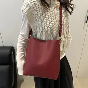Sac Seau Grande Capacité Pour Femmes Sac à Épaule Minimaliste en Cuir PU Avec Rivets Dorés Sac à Main Fourre-tout