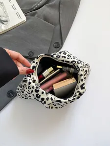 Détail de la trousse de maquillage à imprimé léopard avec fermeture éclair et espace
