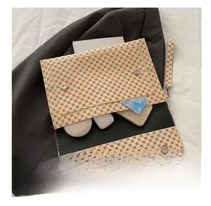 Détail montrant la capacité interne du sac à main monogramme vintage avec sa poignée assortie