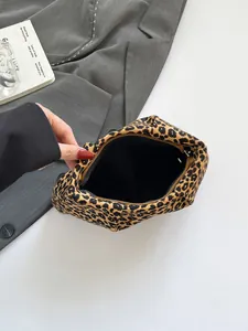 Gros plan d'une pochette léopard montrant la grande capacité intérieure et le zip