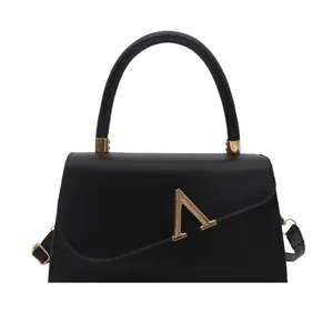 Elegante schwarze Trapez-Handtasche mit goldenem V-Metallverschluss und Tragegriff