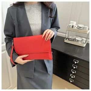 Vue détaillée d'une pochette enveloppe rouge avec dragonne pour occasions formelles