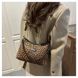 Detailansicht der Schultertasche mit Leopardenmuster, Lederkante und Logo-Patch
