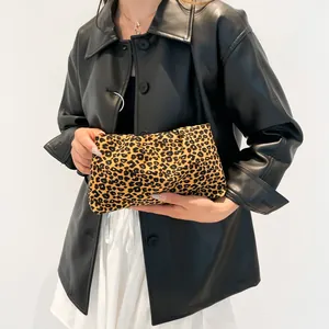 Pochette moderne à imprimé léopard pour femme, sac de rangement élégant avec plis texturés