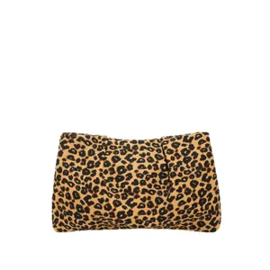 Pochette moderne pour femme à motif léopard avec un design élégant en tissu froncé