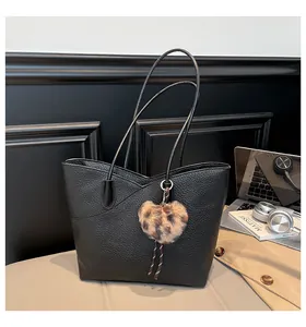 Μαύρη μεγάλη τσάντα tote από δέρμα litchi με λεοπάρ καρδιά και μακριές λαβές ώμου