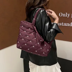 Damen Koreanischer Stil Große Kapazität Gesteppte Tote Bag Nylon Bogen Stickerei Umhängetasche Mode Wattierte Handtasche Reisen