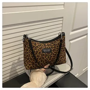 Detailansicht der Vintage-Schultertasche mit Leopardenmuster und schwarzem Rand