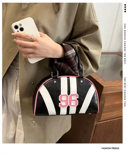 Dettaglio borsa a mano semicerchio in pelle con patch 96 rosa e righe a contrasto