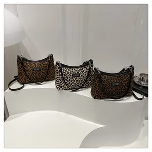 Detailansicht von drei Vintage-Hobo-Taschen mit Leopardenmuster und Lederbesatz