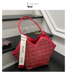 Detail der roten Tweed-Tragetasche mit V-Ledergriff und dekorativem Webband