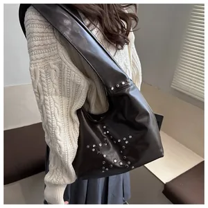 Sac cabas en cuir PU marron foncé avec motifs clous en étoile et large bandoulière