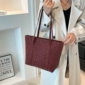 Retro burgundy leopard print tote bag with large capacity for women commuting