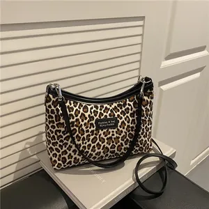 Vintage Schultertasche mit Leopardenmuster, schwarzem Lederbesatz und Silberbeschlägen