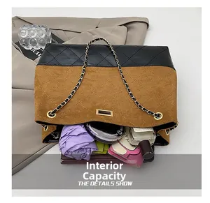 Détail de la grande capacité intérieure du sac cabas pour parapluie et accessoires