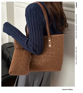 Dettaglio della borsa shopper leopardata con pochette coordinata e borchie dorate